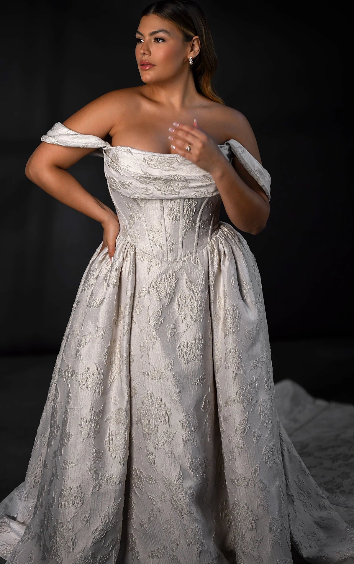 Fashionable Women's Clothing Retro Style Promotions Off-the-Shoulder Silk Plus Size Ballgown Wedding Dress Fashionable Women's Clothing Retro Style Promotions Off-the-Shoulder Silk Plus Size Ballgown Wedding Dress